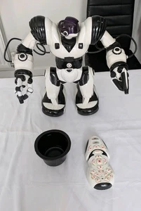 WowWee Robosapien RC Robot Telecomando Giocattolo Bianco e Nero Funzionante - Ottime Condizioni - Foto 1 di 13