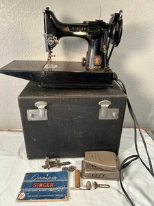 Máquina de coser Singer 221 1954 peso pluma SN #AL727135 con estuche + bombilla y cinturón nuevos - Imagen 1 de 9