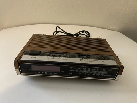 GE General Electric 7-4630D  AM/FM Radio Vintage Wood Grain Tested Works Cover