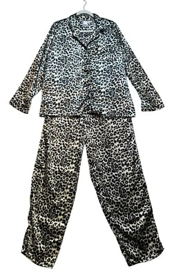 Conjunto de pijama con estampado de leopardo extra grande negro tostado By Pink para mujer Foto 1 de 4