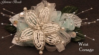 Ramillete de boda azul claro, boutonniere elige alfiler o muñeca, lirio con cuentas de graduación Foto 1 de 2