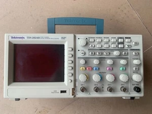 Tektronix TDS2024B 4-channel digital storage oscilloscope 200MHz 2GS/s - Picture 1 of 5