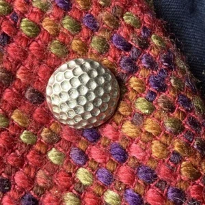 PIN DE PELTRE DE PELOTA DE GOLF BROCHE SOLAPA ROJA CAJA DE REGALO CUMPLEAÑOS NAVIDAD PRESENTE - Imagen 1 de 4