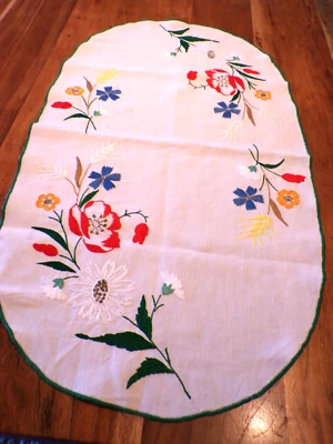 Linge ancien 1 napperon Dessus de coussin brodé " Fleurs de France    ( ref 18 ) - Photo 1/3