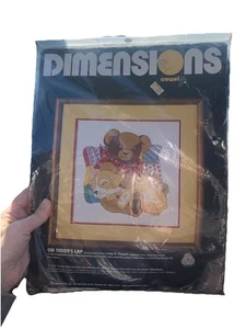 Vintage 1985 Dimensions Crewel Kit On Teddy's Lap Wool New Factory Sealed - Bild 1 von 3