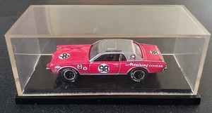 Coche de carreras Hot Wheels 1/64 Dan Gurney 68 Mercury Cougar con vitrina como nuevo - Imagen 1 de 6