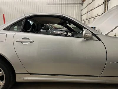 01-04 MERCEDES SLK230 PASSAGEIRO PORTA DIANTEIRA DIREITA PRATA BRILHANTE 744U - Imagem 1 de 4