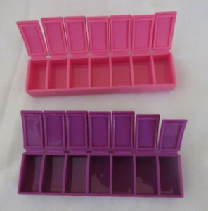 Tupperware 7-Day Pill Vitamin Advil Keepers Braille Nuevo Juego de 2 Rosa Púrpura - Imagen 1 de 2