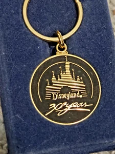 Disneyland 30º Año 1985 Llavero Latón Castillo de la Bella Durmiente NUEVO - Imagen 1 de 2