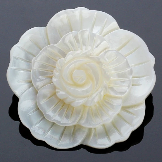 Broche colgante con cuentas 45x22mm tallado blanco concha SH113 Foto 1 de 3