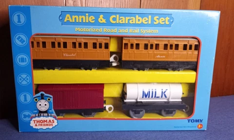 Tomy 5571 Thomas & Friends ANNIE & CLARABEL for Motorized Road & Rail System NEW Cover