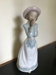 NAO/Lladro figurine of a young girl