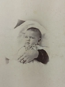 Quirky 1860's Baby with Mother's Arm Posing - Hidden Mom - Imagen 1 de 3
