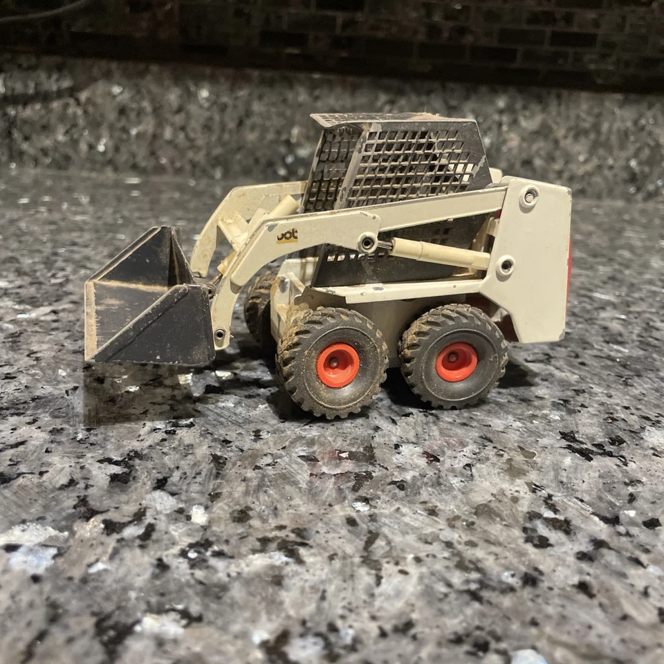 Vintage GAMA Clark Bobcat Skid steer Loader 9420 1/19. West Germany Damaged - Image 1 of 4
