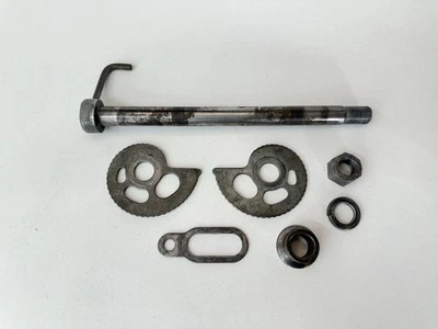 OEM 1985 85 HONDA XR250R XR 250 R ЗАДНИЙ КОЛЕСНЫЙ МОСТ С ПРОКЛАДКОЙ И РЕГУЛЯТОРАМИ ЦЕПИ - Изображение 1 из 4