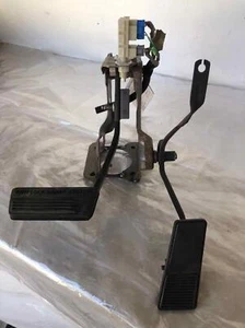 2001 CADILLAC SEVILLE SLS Floor Brake & Gas Pedal w/ Mounting Hardware Assembly - Bild 1 von 22