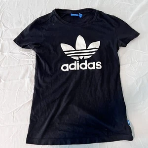 Adidas T Shirt Boys XS Black Graphic Logo - Picture 1 of 4