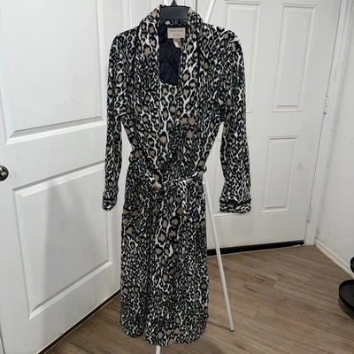 Мягкий уютный флисовый плюшевый женский халат Amanda Stewart с длинным рукавом с анималистическим принтом - Изображение 1 из 4