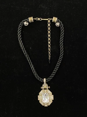 Collar Colgante Heidi Daus Grande Cristal Blanco Estilo Art Deco Cordón Negro JB11 Foto 1 de 4
