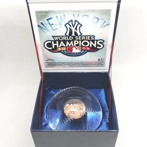 Fanáticos de los Yankees de Nueva York Auténticos 09' Campeones de la Serie Mundial Cristal Usado en Juego Suciedad - Imagen 1 de 9