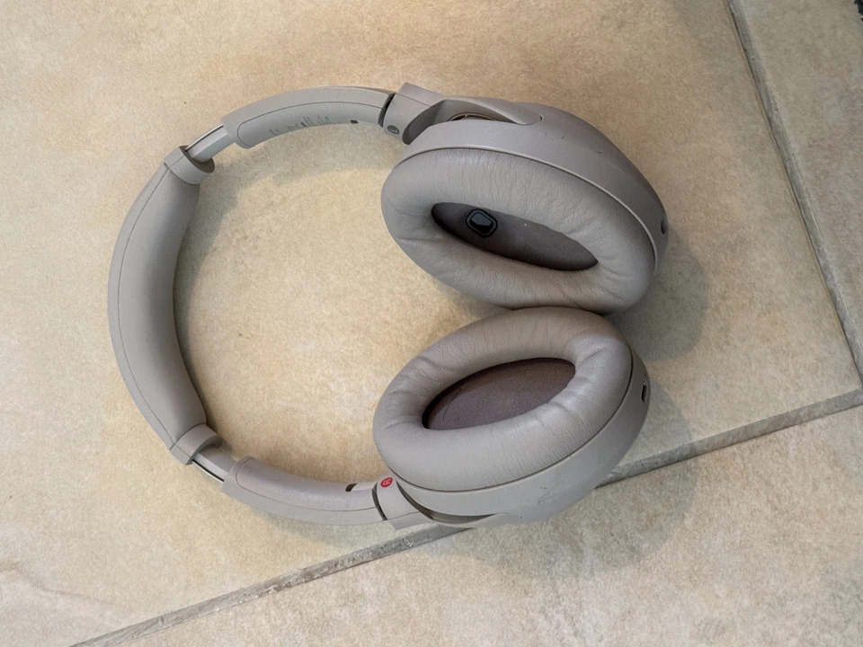 Sony WH-1000XM4 Écouteurs sans Fil Bluetooth - Argenté (WH1000XM4S) - Photo 1/4