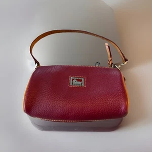 Dooney And Bourke Mini Barrel Borsello Polso Pelle Rosso Ciottolato Bordo Marrone *LEGGI* - Foto 1 di 13