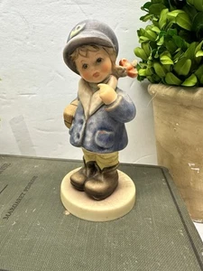 Goebel Hummel Little Miss Mail Carrier 2005 First Issue 2120 Excellent Condition - Picture 1 of 6