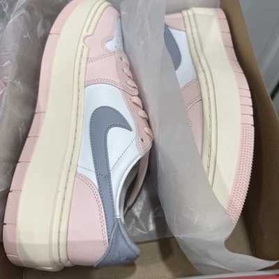 Jordan 1 Low Elevate SE “Atmosphere” W11.5 / M10 – Rosa Negro Blanco – Totalmente Nuevo Foto 1 de 4