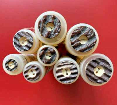 2-Loch Knöpfe in Hirschhorn Optik, Kunststoff, versch. Größen / Trachten - Bild 1 von 4