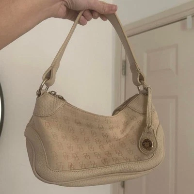 Bolsa de ombro Dooney & Bourke clássica monograma lona acabamento couro hobo - Imagem 1 de 4