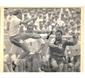 Copa Mundial FÚTBOL Holanda VS Bélgica ORLANDO FL 1994 Prensa LaserPhoto - Imagen 1 de 2