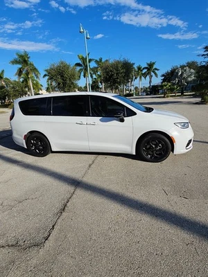2023 Chrysler Pacifica Plug in Hybrid Limited Fully loaded Low mileage - Imagem 1 de 4