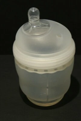 Biberón de silicona suave anticólicos Olababy 5 oz *Falta tapa* Foto 1 de 2