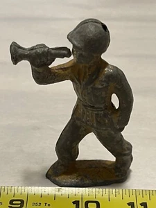 VINTAGE LEAD/METAL BUGALER TOY SOLDIER - Picture 1 of 4