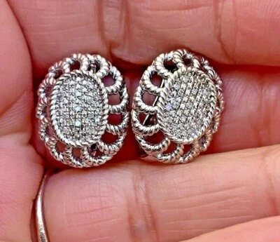 Aretes ovalados de plata de ley con diamante natural de Olivia Foto 1 de 4