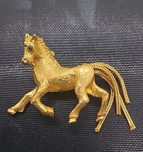 Vintage Pferd tänzelnd goldfarbene Metall Brosche Anstecknadel 2" fließende Schwanzstränge - Bild 1 von 5