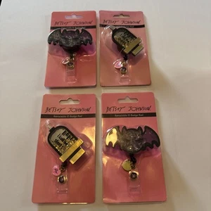 Betsey Johnson einziehbare Ausweis Abzeichen Rollen 4 CT Krankenschwestern Geschenke NEU - Bild 1 von 9
