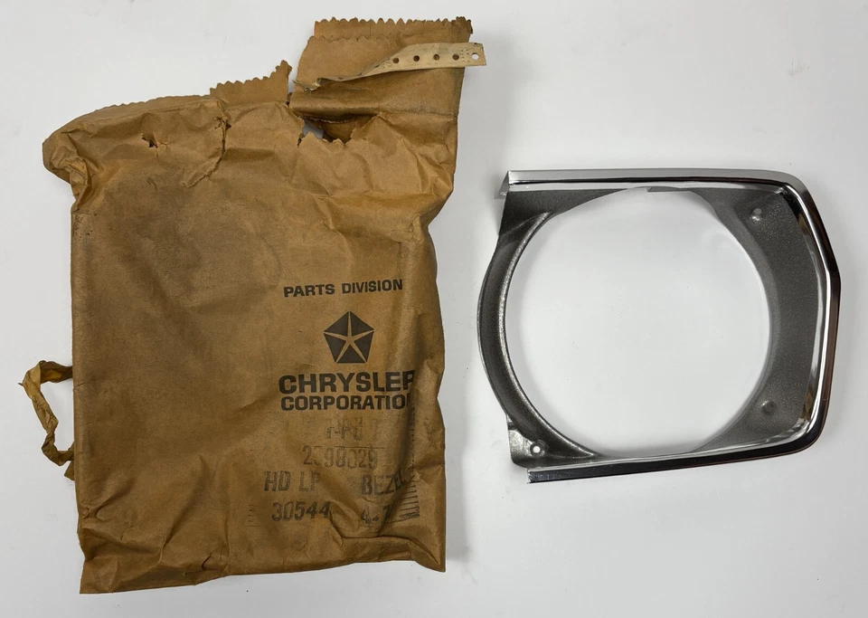 Nuevo bisel de faro izquierdo de stock antiguo para modelos Plymouth 1970 Mopar #2998029 Foto 1 de 1