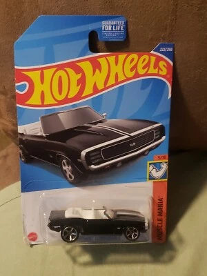 Camaro 2022 Hot Wheels #222 negro 69 convertible Muscle Mania Foto 1 de 2