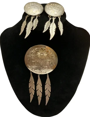 VTG 1990 Montana Silversmiths Scarf Pin 2.5" Concho 3 Feathers Matching Earrings - Image 1 of 4
