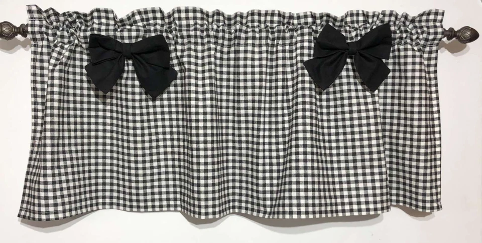 Cenefa a cuadros negra con lazos negros, cortina de cocina de granja en blanco y negro Foto 1 de 4