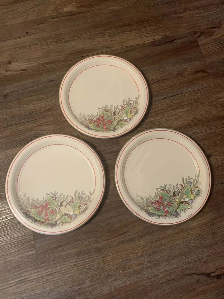 NEW 3 Sets of 8 Amscan Horn & Holly Christmas Extra Sturdy Paper Plates 10 1/2" - Image 1 of 4