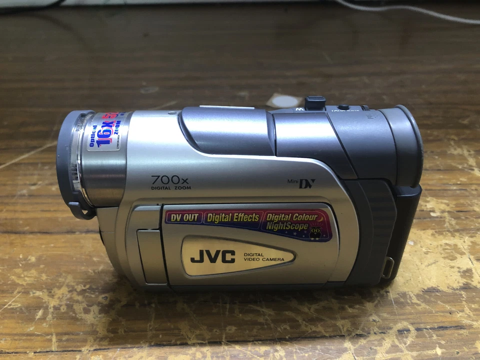 JVC Digital Video Camera GR-D20E  700x Digital Zoom ohne Ladegerät +Fernbedienug - Bild 1 von 4
