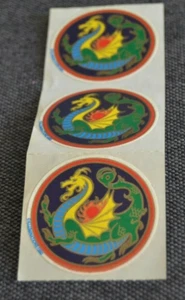 3 Pegatinas REDONDAS Illuminations 1981 DRAGÓN MONSTRUO COLA DE PÚAS RARAS De colección - Imagen 1 de 2