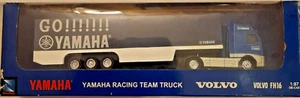 SEMI REMORQUE YAMAHA RACING TEAM - TRACTEUR VOLVO FH16 - METAL NEWRAY - 1/87ème - Foto 1 di 3