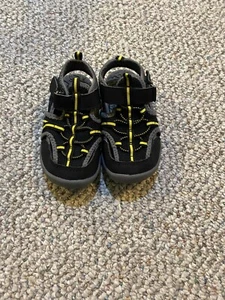 Koala Kinder kleine Jungen Sandalen Größe 8 schwarz & gelb - Bild 1 von 4