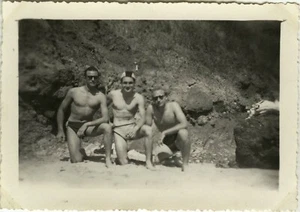 ALTES FOTO - VINTAGE SNAPSHOT - MANN MUSKEL NACKTER OBERKÖRPER BADEANZUG - MAN 1 - Bild 1 von 1