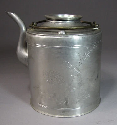 Una tetera china fina de latón blanco (白銅) incisada con un Fénix-siglo XIX Foto 1 de 4