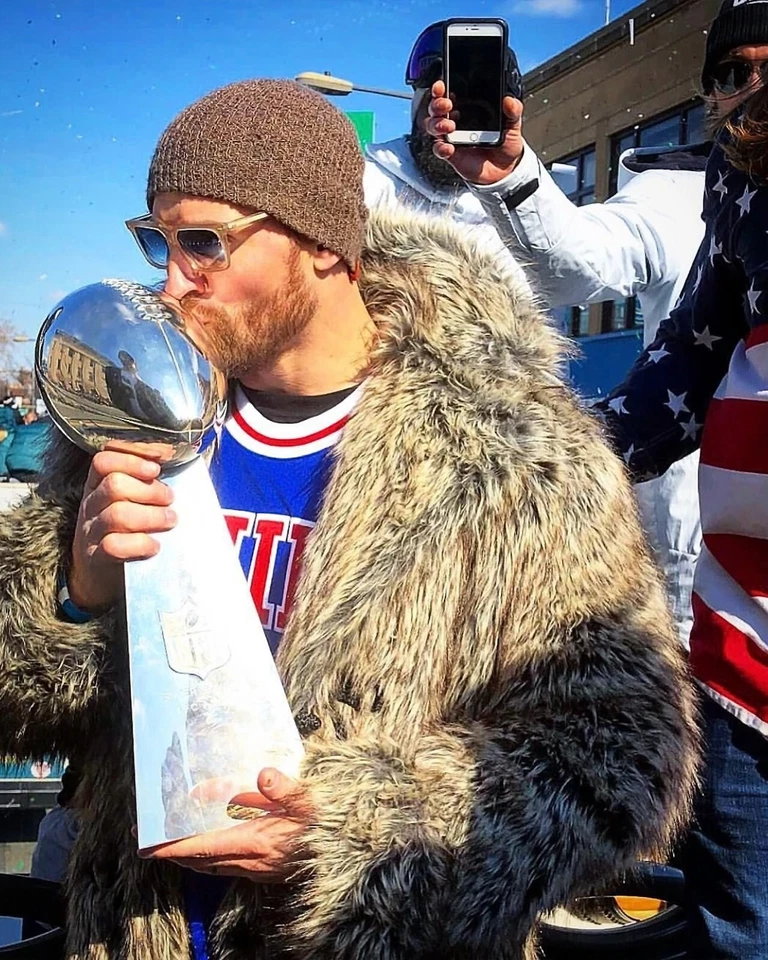 Foto de Chris Long Super Bowl LII Desfile Trophy Philadelphia Eagles 8x10 NFL Foto 1 de 1