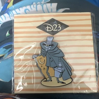 Novo Pin Disney D23 Hatbox Ghost Haunted Mansion Halloween Brilha no Escuro LE 1750 - Imagem 1 de 2